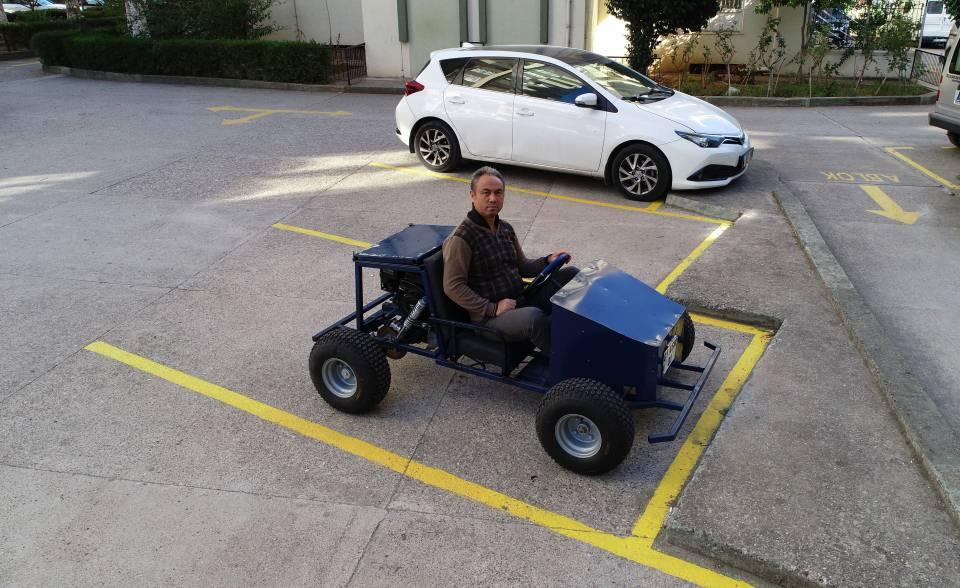 <p>Adana’da yaşayan apartman görevlisi Asım Gürgen, pandemi döneminde evde sıkılınca ‘Go kart’ arabası yaptı.</p>
