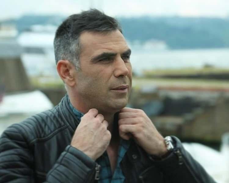 <p><span style="color:#800000"><strong>Ardından bir süre kamera arkasında çalışan Uygun, abisi gibi güçlü projelerde boy göstermeye başladı.</strong></span></p>
<p> </p>
