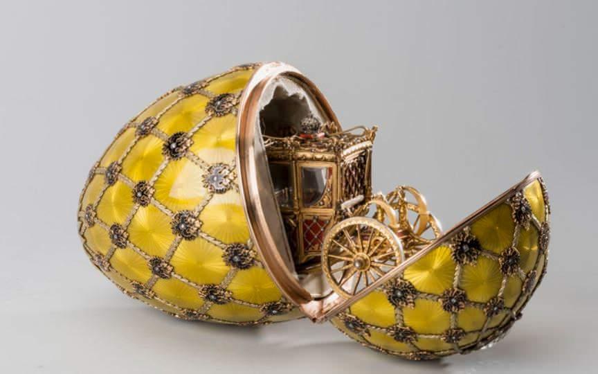 <p> İlk yumurtanın çok beğenilmesi üzerine her yıl paskalya bayramında üretim süreci Çar’dan bile gizli tutularak Faberge İmparatorluk Yumurtaları, Çarlık’ta bir gelenek halini aldı.</p>
