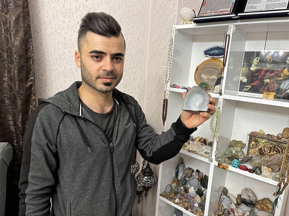 <p>Fosiller, taş koleksiyonu bende mevcut. Bundan da zevk alıyorum. Kuvars taşı olsun, Aragonit taşı olsun Mardin'e özgü bir taş haline geldi. Bunu ben kendi bilimsel çalışmalarımla buldum" diye konuştu.</p>

<p> </p>

