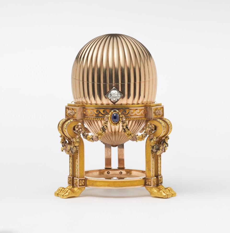 <p><strong>PASKALYA YUMURTASINDAN FABERGE YUMURTASI’NA</strong></p>

<p>Rus Çarı 3. Alexandr, 1885’te Hıristiyanların Paskalya Bayramı için eşi İmparatoriçe Maria Feodorovna’ya hediye edilmek üzere mücevher tasarımcısı Carl Faberge’i görevlendirdi. </p>
