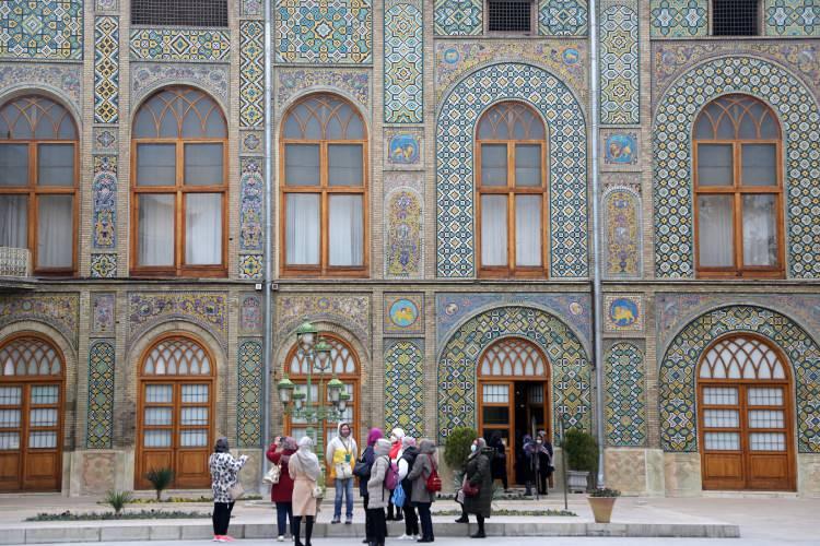 <p> Başkent Tahran'da geniş bir alana kurulu Sadabad Sarayı ile Gülistan Sarayı, hem görkemli mimarileri hem de birbirinden kıymetli eşyalarıyla ülke turizminin önemli cazibe merkezleri arasında yer alıyor.​​​​​​​</p>
