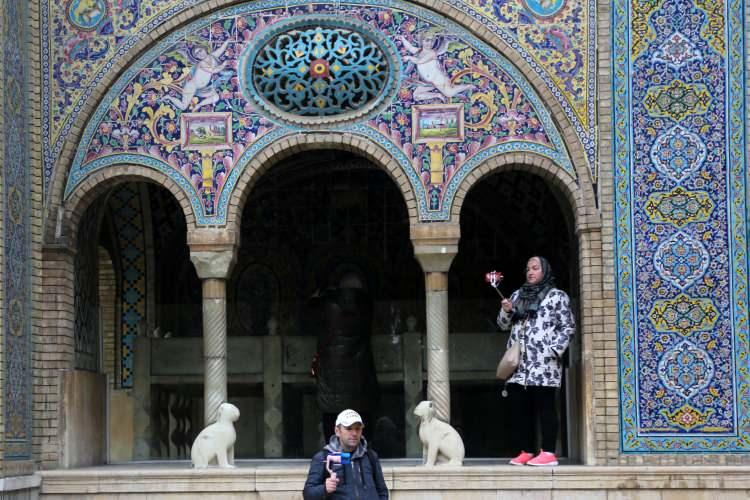 <p>Muhammed Rıza Şah Pehlevi tacını Gülistan Sarayı'nda giydi, düğünü de burada yapıldı. Pehleviler döneminde protokol için kullanılan saray, Şah'ın özel günleri ve davetlerinin de mekanıydı.</p>
