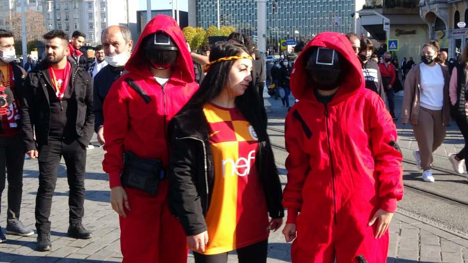 <p> Havanın güneşli olmasını fırsat bilen vatandaşlar, hafta sonu güzel havanın keyfini çıkarmak için Taksim Meydanı’na akın etti. </p>
