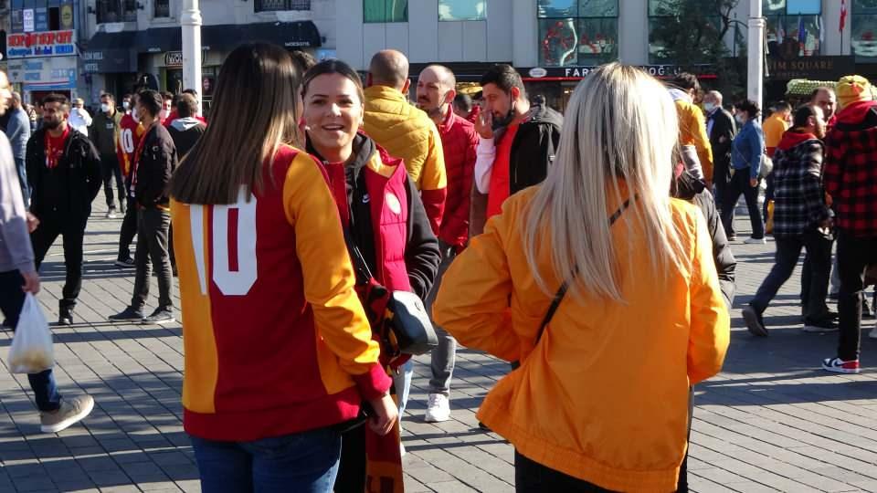 <p>Günlük korona virüs vaka sayılarının 20 binin üzerinde olduğu şu günlerde İstiklal Caddesi’nde yaşanan yoğunluk dikkat çekti.</p>