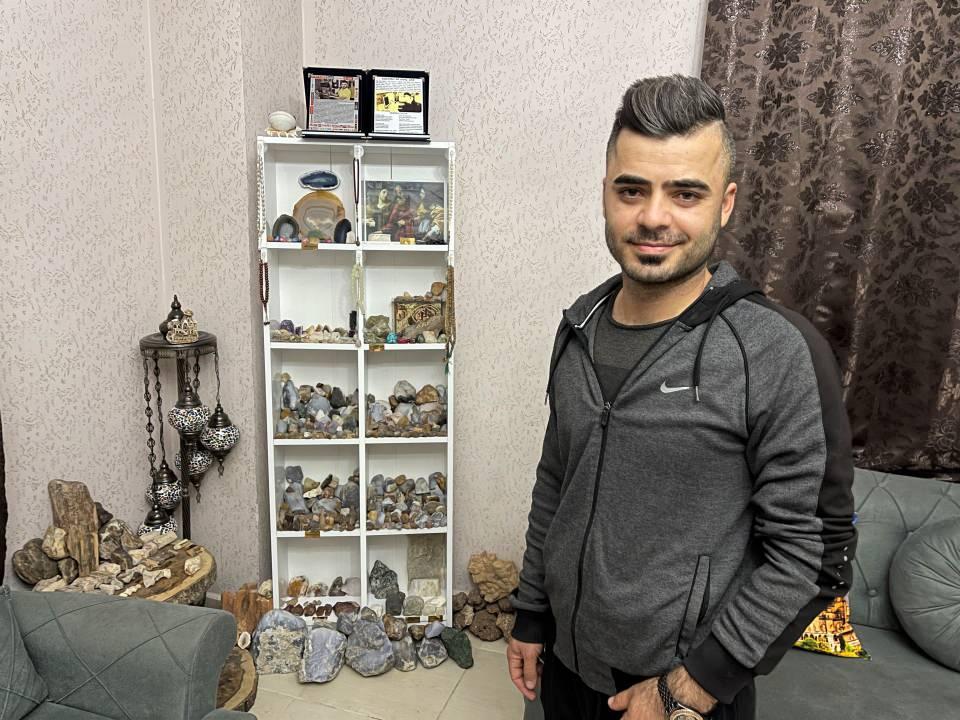 <p>Mardin'in Kızıltepe ilçesinde bir apartmanda kapıcılık yapan Mahmut Çelik (27), boş zamanlarında araziye çıkarak fosil ve bölgeye özgü taşları topluyor. </p>