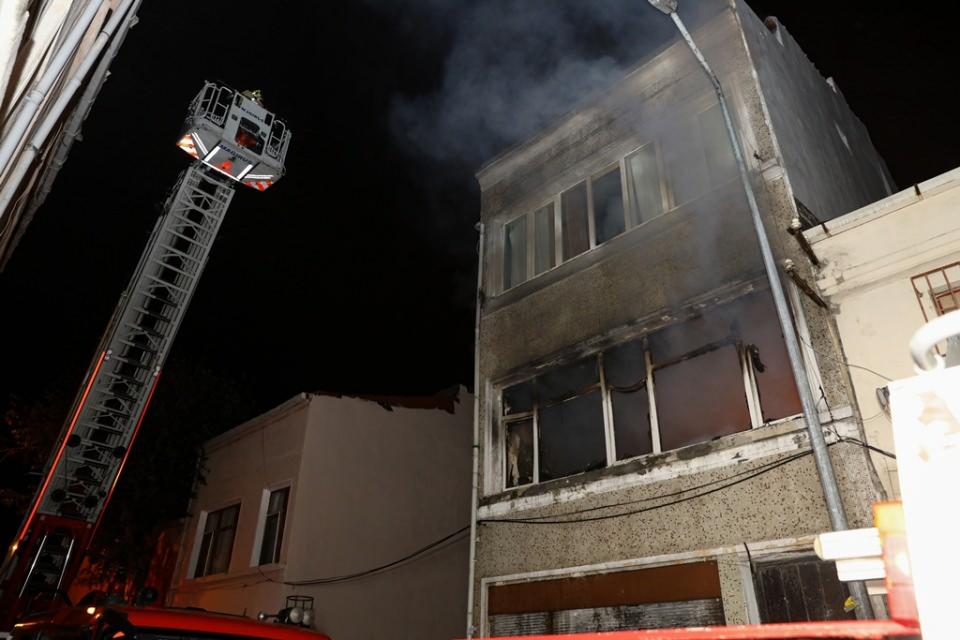 <p>Fatih'te 3 katlı binanın 2. katındaki dairede çıkan yangında mahsur kalan 3 kişi ve bir köpek itfaiye ekiplerince kurtarıldı. Daire, yangın nedeniyle kullanılamaz hale geldi.</p>
<p> </p>