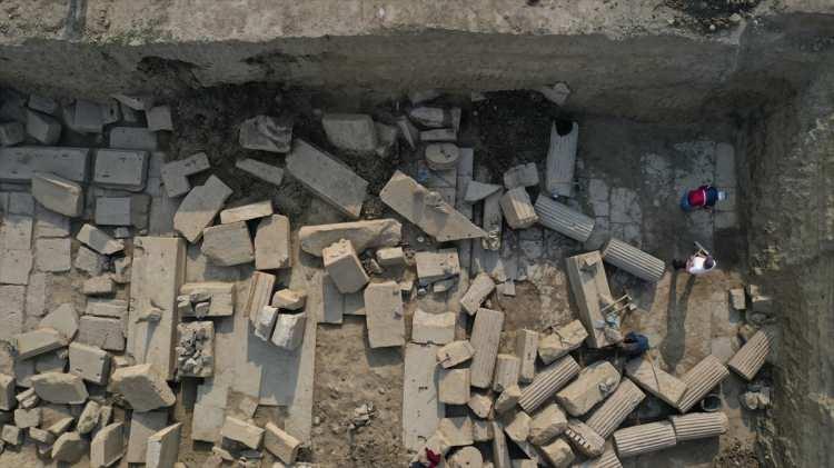 <p>Kazıların tüm hızıyla devam ettiğini belirten Kökdemir, şu bilgileri verdi:</p>

<p>"Tapınağın dört sütunla geçilmiş ön cephesi tamamen ortaya çıkartıldı. Basamakları, 'Pronaos' dediğimiz ön odası tamamen, yapının merkezinin de üçte ikilik bölümü ortaya çıkarıldı. Tek eksiğimiz doğuya doğru tapınağın arka cephesini ortaya çıkarmak. </p>

