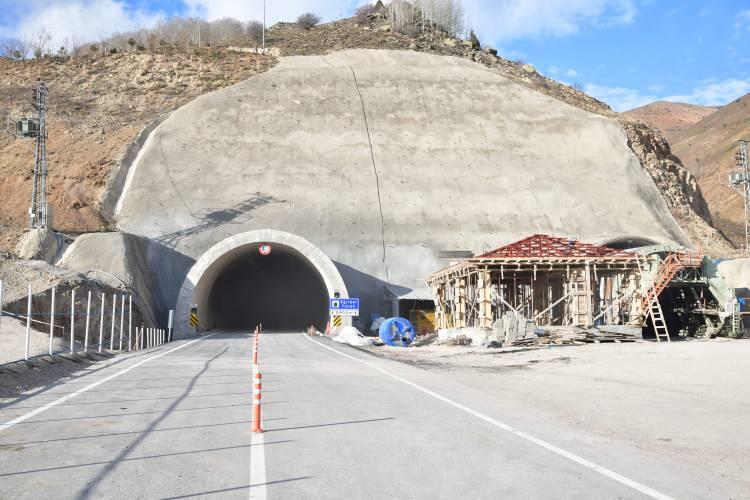 <p> Giresun'un iç kısımdaki ilçeleriyle Sivas arasındaki ulaşımın sağlandığı güzergahta bulunan 2 bin 200 rakımlı Eğribel Geçidi'nde inşa edilen tünelin yıl sonuna kadar tek tüpten trafiğe açılması için yürütülen çalışmalarda sona yaklaşıldı.</p>
