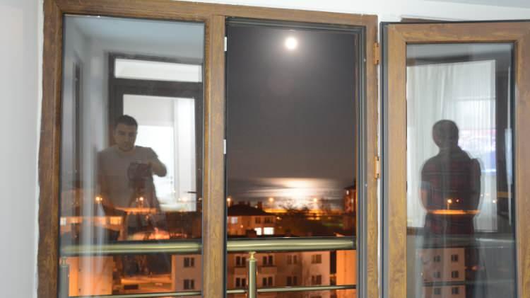 <p>Bazı vatandaşlar Tatvan sahili ve evlerinin balkonunda dakikalarca mest eden görüntüyü izlerken, bazıları da bu anları cep telefonlarıyla kaydetti.</p>
