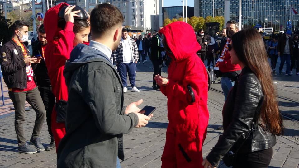 <p>İstiklal Caddesi’nde yaşanan ziyaretçi yoğunluğunda maske ve mesafe kuralı da hiçe sayıldı. Caddedeki kalabalık nedeniyle nostaljik tramvayın ve bir ambulansın ilerlemekte güçlük çektiği görüldü.</p>
