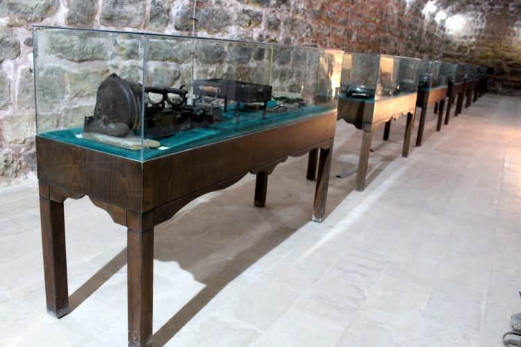 <p>İçini turizme açtık eski tarihi bu yörelerin kullandıkları eşyalar var. Tarihi el dokuma halılar, kilimlerimiz var.</p>
