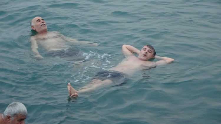 <p>Samsun'da deniz sezonunun bitmesinin &uuml;zerinden aylar ge&ccedil;mesine rağmen bazı deniz tutkunu vatandaşlar soğuk havaya aldırış etmeden denize girmeye devam ediyor.</p>
