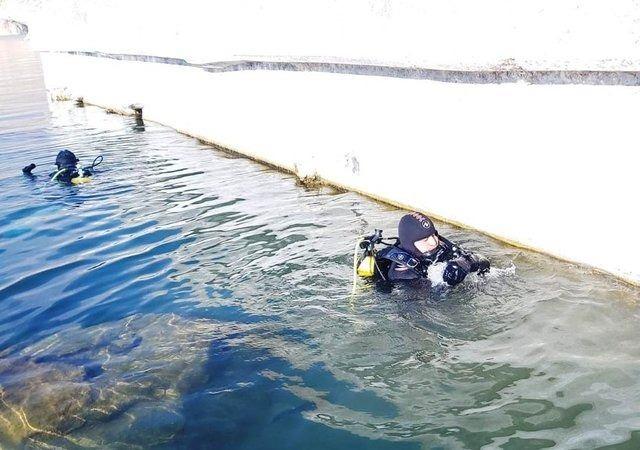 <p>O zaman bu kadar imkanlar yoktu. O zaman aracın motorunu suya düşürmüştük. Bugün mikrobiyalitlerin fotoğraflarını çektikten sonra dönüş yaparken, 31 yıl önce kaybettiğimiz kamyonun motorunu da bulduk. Su altında çektiğimiz görüntüleri 6-7 Aralık'ta sergileyeceğiz. Tüm dalışları bu sergiye davet ediyoruz" dedi.</p>
