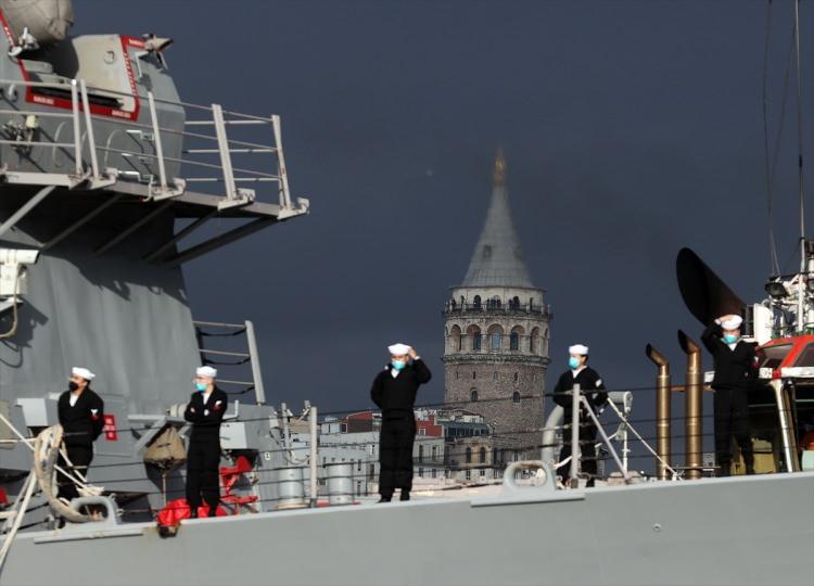 <p>ABD'nin "Arleigh Burke" sınıfı güdümlü füze destroyeri USS Porter, Karadeniz'den ayrılarak liman ziyareti gerçekleştirmek üzere İstanbul'a ulaştı.</p>
