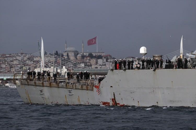 <p>Sabah saatlerinde İstanbul Boğazı'ndan geçerek, Sarayburnu'nda demirleyen gemiye, sahil güvenlik botu eşlik etti.</p>
