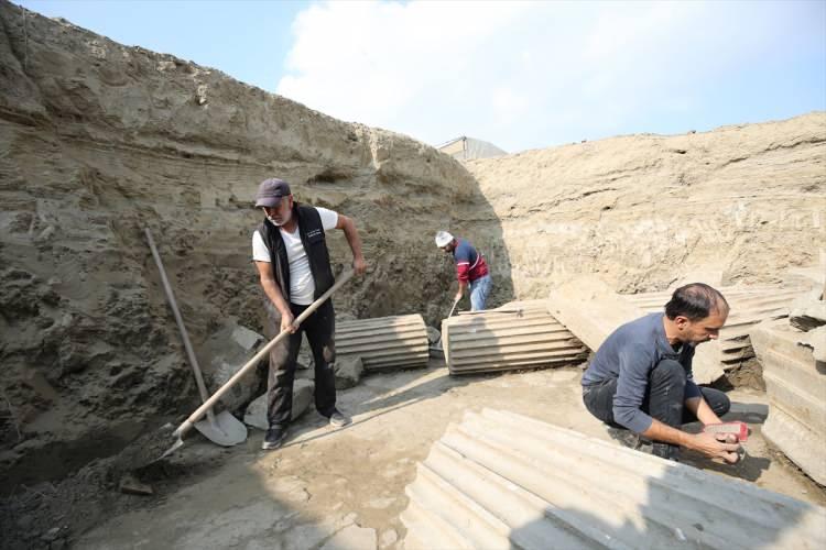 <p>İl Kültür ve Turizm Müdürü Umut Tuncer de kazı çalışmalarının çok hızlı gittiğine işaret ederek, "tapınaklar şehri" olarak bilinen Magnesia'yı dönemindeki gibi görkemli ve cazibeli bir kent yaparak kent turizmine değer katmayı hedeflediklerini söyledi.</p>

<p> </p>
