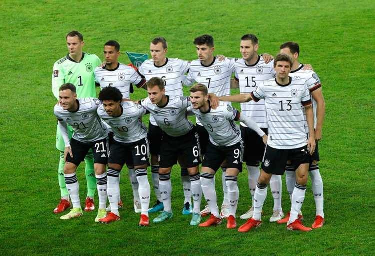 <p>ALMANYA<br />
<br />
2022 Dünya Kupası Elemeleri J Grubu maçında Almanya, deplasmanda Kuzey Makedonya’yı 4-0 mağlup ederek grubunu lider bitirmeyi ve 2022 Dünya Kupası’na katılmayı garantileyen ilk takım oldu.</p>
