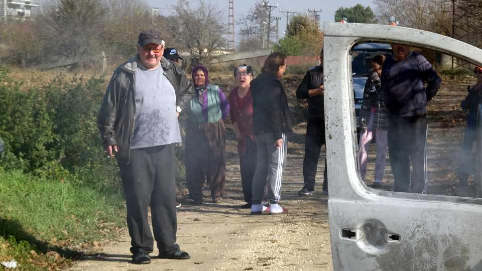 <p><strong>“Alev halinde olsa girer miyim?”</strong><br />
<br />
Araç sürücüsü Suat Seyrek, “Burada ateş yakmışlar. Kor halindeymiş. Oradan tutuştu. Söndürmeye çalıştım. Ama başaramadım. Ben görmedim. Alev halinde olsa girer miyim? </p>
