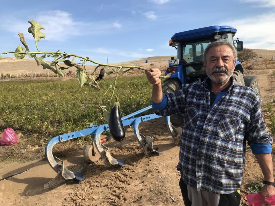 <p>Şimdiye kadar parayla sebzeleri toplayan halkımıza, katkımız olsun diye para almadan Elazığ halkını toplamalarını duyurduk, duyuruyoruz. İhtiyacı olan kişiler gelsin, toplasın ve götürsün. </p>