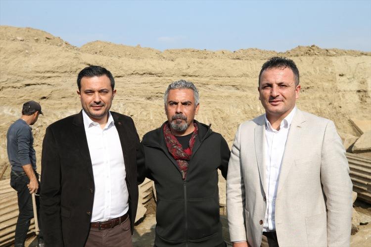 <p>Çalışmamızı tamamladıktan ve bilim dünyasına sunduktan sonra başarabilirsek ünlü mimar Hermogenes’in belki çıraklık yapıtı olan bu Zeus tapınağı ile ilgili verilere ulaşacağız. Bu dünya arkeolojisi için dünya mimarlık tarihi için çok önemli bir sonuç olacak."</p>

<p> </p>
