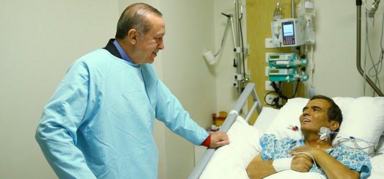 <p>28 Eylül 2017'de hastaneye kaldırılan Naim Süleymanoğlu ile yakından ilgilenen Cumhurbaşkanı Recep Tayyip Erdoğan, 9 Ekim 2017'de hastanede efsane sporcuyu ziyaret etmişti.</p>

<p> </p>
