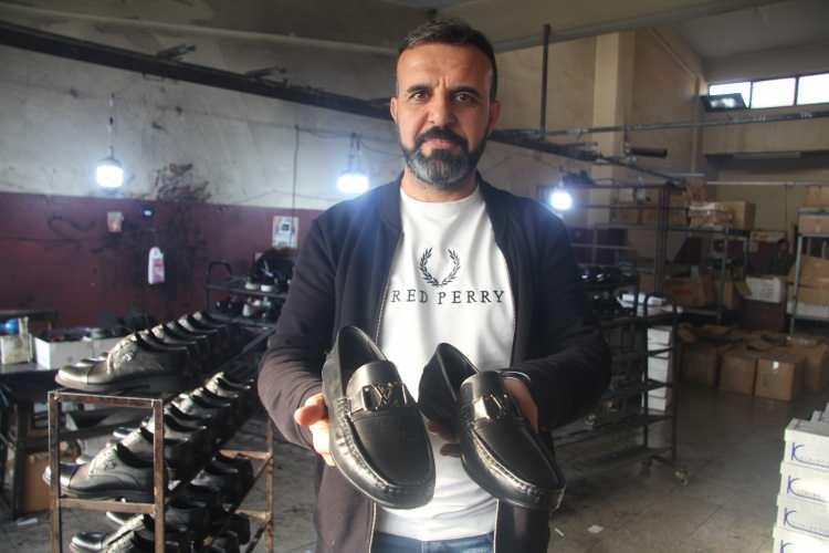 <p>Ayakkabı üreticisi Reşit Köse, “Yaklaşık 30 yıldır ayakkabı sektöründeyim ve yine 15 yıldır imalat konusunda çalışmalar yapıyorum. Ayakkabı yapımı için önce kesim bölümünden derisini alıyoruz ve deriler kesiliyor. Ondan sonra saya bölümü dediğimiz bölümde dikiliyor. Daha sonra taban yapıştırılıyor. </p>