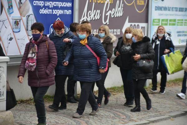 <p><strong>'2 BİN LEVA BOZDURDUM, HER ŞEY SATIN ALACAĞIM'</strong></p>

<p>Bulgaristan'ın Romanya'ya sınır kenti Siliste'den alışveriş için Edirne'ye gelen soydaşlardan Emine Aşçı, "Edirne'ye alışveriş için geldik. Burada her şey daha ucuz. Yaklaşık 2 bin leva para bozdurdum onunla buradan bayağı alışveriş yapacağız. Kıyafetten yiyecek ihtiyaçlarımıza kadar her şeyi satın alacağız" dedi.</p>
