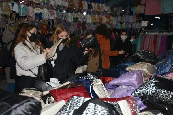 <p><strong>'TOPTAN SATIN ALIYORLAR'</strong></p>

<p>Edirne'de kurulan kent pazarında kadın ve erkek kıyafetleri satan esnaftan İrfan Doğan, özelikle alışveriş için gelen Bulgar turistin, tezgahından kıyafetleri toptan satın aldığını söyledi. Doğan, "Dolar ve euro'nun artmasıyla birlikte Bulgar ve Yunan turistler alışveriş için yoğun bir şekilde geliyorlar. Pazarda ayrı bir ucuzluk var. Mağaza fiyatlarından ucuza veriyoruz. Bulgaristan'dan gelenler toptan satın alıyorlar. Dolar'ın artması Bulgar ve Yunan turistin işine yaradı. Bol bol alışveriş yapıyorlar. İşlerimiz çok iyi. Dolar ve euro ile birlikte Bulgar parası leva da arttı ve Bulgar turiste ucuz geldiği için daha çok gelerek alışveriş yapıyorlar" dedi. </p>
