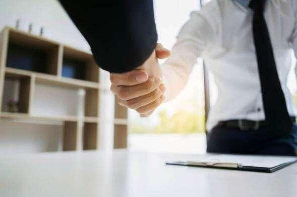 <p>Sosyal medya gibi platformların gelişmesiyle birlikte birçok yönetici insan kaynakları departmanına ihtiyaç duymadan, karşıdakinin CV’sine, profiline hatta sadece yorumlarına bakarak iş alımı yapabiliyor.</p>
<p> </p>