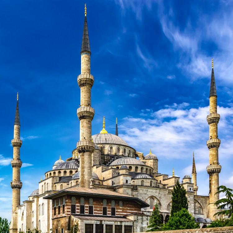 <p><span style="color:#A52A2A"><strong>Cuma'dır kuldan Rabbi'ne arzları ulaştıran, Cuma'dır tevbe kapılarını açtıran ve Cuma'da öyle bir vakit vardır ki kulu Rabbi'ne yaklaştıran... O vakte vâkıf olabilme duası ile .... Cumamız hayırlı ve Mübarek olsun...( Amin )</strong></span></p>
<p><span style="color:#2F4F4F"><strong>- Gökten ne yağdı da yer kabul etmedi. Toprağa ne ekildi de bitmedi. Bu Dünya’ya kim geldi de gitmedi. Hangi dert hangi sıkıntı bitmedi. Allah'ın rahmeti, mağfireti kime yetmedi. Kim Allah dedi de O yetişmedi. Kim gizli gizli yalvardı da O işitmedi. Kim Rabbim dedi de O buyur kulum demedi. Rabbimizin buyur kulum hitabıyla müşerref olanlardan olmamız dileğiyle... Hayırlı Cumalar.</strong></span></p>
<p><span style="color:#B22222"><strong>- Melekler daima duacınız olsun. Yüreğiniz ferah, ilhamınız bol olsun. Sevgili peygamberimiz, şefaatçimiz olsun. Cumamız mübarek olsun.</strong></span></p>
<p> </p>