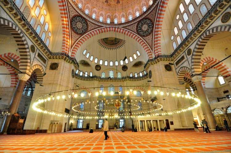 <p><span style="color:#8B4513"><strong>Esirgeyen ve Bağışlayan Allah’ın adıyla “Her türlü hamd ve övgü, kuluna Kitab’ı indiren ve onda hiçbir yanlışlığa yer vermeyen Allah’a mahsustur.” (Kehf, 18/1) Dualarınızın kabul olması dileğiyle.</strong></span></p>
<p><span style="color:#8B4513"><strong>Ettiğiniz her dua derdinize deva, sağlığınıza şifa, gözünüze nur, gönlünüze huzur, Ailenize ve sevdiklerinize huzur getirsin. Hayırlı cumalar…</strong></span></p>
<p><span style="color:#8B4513"><strong>Cennet bahçelerinin gülleri yüzünüze, bülbüllerin nameleri dilinize, Allah'ın sevgisi gönlünüze ve bu güzel günün bereketi üzerinize olsun.</strong></span></p>
<p> </p>
<p><span style="color:#8B4513"><strong>Her yerde olmak gibi bir duan varsa gönüllere gir. Çünkü sevenler sevdiklerini gönüllerde taşır. Hayırlı cumalar.</strong></span></p>