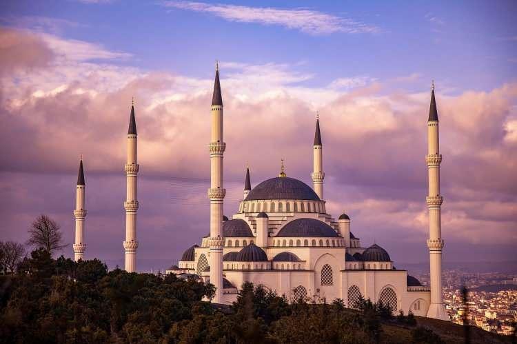 <p><span style="color:#FF8C00"><strong>Gözlerinizin sadece güzellikleri göreceği bir gün olsun. #hayırlıcumalar</strong></span></p>

<p><span style="color:#FF8C00"><strong>Yerin, göğün, mülkün ve her türlü iyiliğin sahibi, Yüce Mevlam’ın ümidinizi kaybettiğinizde sizin için yazdığı kaderin, hayallerinizden daha güzel olduğunu hatırlatacağı, gönlünüzce bir gün olsun inşallah. Hayırlı cumalar.</strong></span></p>

<p> </p>

<p><span style="color:#FF8C00"><strong>“Şüphesiz güçlükle beraber bir kolaylık vardır.” Hayırlı cumalar | İnşirâh Sûresi, 5. Ayet</strong></span></p>

<p><span style="color:#FF8C00"><strong>Kendilerine: "Yeryüzünde bozgunculuk yapmayın" dendiği zaman, "Bizler sadece ıslah edicileriz" derler. İyi bilin ki, asıl bozguncular kendileridir, lakin farkında değillerdir. [ Bakara Suresi 11-12. Ayet ]Cumanızı tebrik ederim.</strong></span></p>
