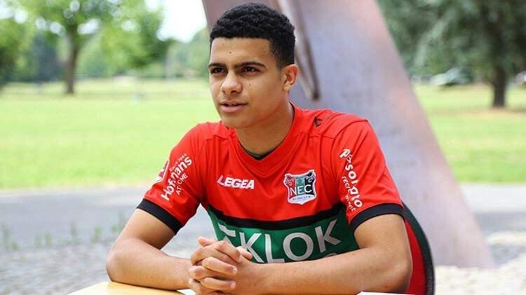 <p>ELAYİS TAVŞAN - NEC NIJMEGEN </p>
<p>Surinam, Hollanda ve Türkiye Milli Takımı'nda oynama şansı bulunan 20 yaşındaki Elayis Tavşan henüz tercihini yapmadı. NEC Nijmegen formasıyla bu sezon 11 resmi mücadelede süre alan Elayis Tavşan, 3 kez gol sevinci yaşadı. A Milli Takım Teknik Direktörü Stefan Kuntz'un Elayis Tavşan'ı Mart ayındaki milli maçlarda aday kadroya dahil etmesi bekleniyor.</p>