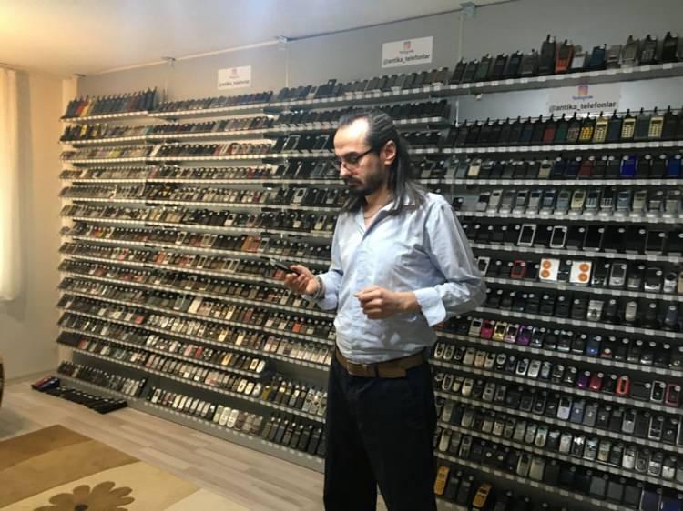 <p><strong>"KOLEKSİYONUM ÇIĞ GİBİ BÜYÜDÜ"<br />
Telefon koleksiyonunda hiçbir sponsor desteğinin olmadığını belirten Karagüdekoğlu, “Telefon merakı radyo televizyon tamiriyle uğraşıyordum 1995 senesinde, cep telefonu çıkınca anında geçiş yaptım. Ondan sonra cep telefonu teknik servisi olarak devam ettim ve şu anda profesyonel bir cep telefonu teknik servisim var. 2010 senesinden sonra katlanarak, çığ gibi büyüyen bir koleksiyon oldu" dedi.</strong></p>