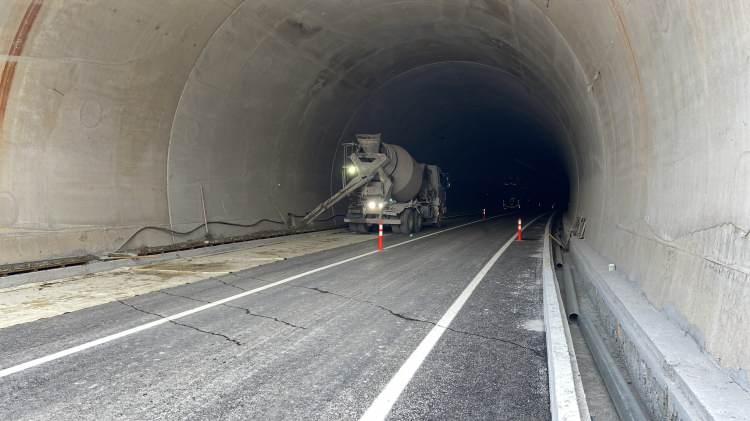 <p>Tünel ayrıca iklimler arası geçiş noktasında yer alıyor. Tünelin bir ucunda Karadeniz'in yeşil çayırları ve ormanları yer alırken, diğer ucunda karasal iklimin bozkırları bulunuyor.</p>
