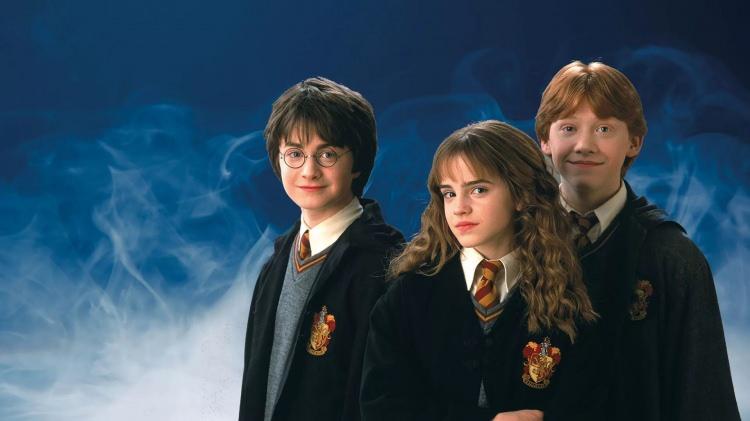 <p><span style="color:#B22222"><strong>"HOGWARTS'A DÖNÜŞ" 1 OCAK 2022'</strong></span></p>
<p><span style="color:#000000"><strong>DEHBO Max, 'Hogwarts'a Dönüş' (Return to Hogwarts) isimli yapımın 1 Ocak 2022'de streaming servisinde yayınlanacağını bildirdi. Filmlerin Draco Malfoy'u Tom Felton, Twitter üzerinden yaptığı açıklamada ise, "Okula dönüş böyle bir şey mi?" yazdı. Yayımlanan 52 saniyelik fragmanda film serisinden bazı sahneler görülüyor ve "efsane kadronun 'sihrin başladığı yere' döneceği" belirtiliyor.</strong></span></p>