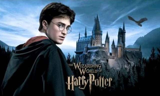 <p><span style="color:#FF0000"><strong>3 ana karakterin yanı sıra seride rol almış Helena Bonham Carter, Robbie Coltrane, Ralph Fiennes, Jason Isaacs, Gary Oldman, Imelda Staunton ve Tom Felton gibi isimler de yer alacak.</strong></span></p>
<p> </p>