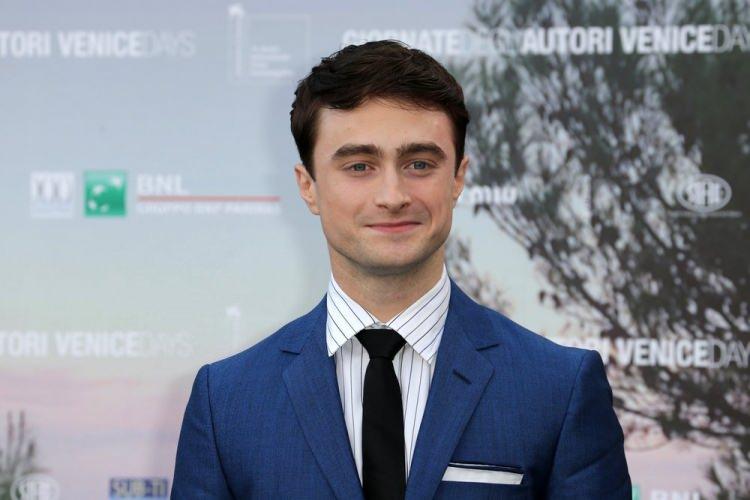 <p><span style="color:#B22222"><strong>DANIEL RADCLIFFE (HARRY POTTER)</strong></span></p>
<p><span style="color:#000000"><strong>Radcliffe, Potter filmlerindeki baş rolüyle dünyanın en çok kazanan aktörlerinden biri oldu. 2007’de tiyatro sahnesinde çıkmaya da başladı ve bir dizi filmde rol aldı; ancak hiçbiri Potter ölçeğine yakın bile olmadı.</strong></span></p>