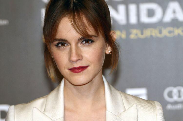 <p><span style="color:#B22222"><strong>EMMA WATSON (HERMIONE GRANGER)</strong></span></p>
<p><span style="color:#000000"><strong>Potter sonrası belki de en başarılı kariyere sahip olan Watson, gişe rekorları kıran ve bağımsız filmlerdeki rollerinin yanı sıra aktivizmiyle de öne çıktı ve bu da ona 2015 yılında Time Magazine’in dünyanın en etkili 100 kişisi arasında bir yer kazandırdı.</strong></span></p>
