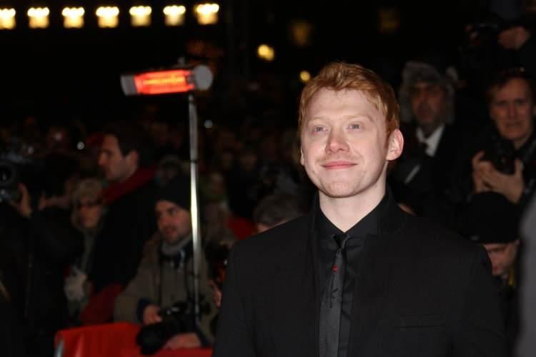 <p><span style="color:#B22222"><strong>RUPERT GRINT (RON WEASLEY)</strong></span></p>
<p><span style="color:#000000"><strong>Potter’ın ardından Grint, Driving Lessons ve Cherrybomb gibi az bilinen bir dizi bağımsız projede rol aldı, ancak çoğu eleştirmen tarafından ya gözden kaçırıldı ya da görmezden gelindi. Jez Butterworth’s Mojo’da sahneye çıkmasına rağmen, kariyeri beklendiği gibi gelişmedi. Hertford’da dört yılın sonunda kapattığı bir otel açtı.</strong></span></p>