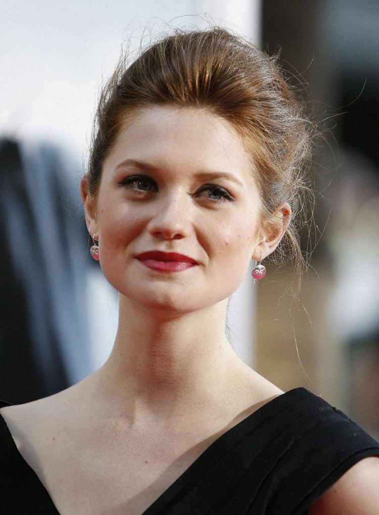 <p><span style="color:#B22222"><strong>BONNIE WRIGHT (GINNY WEASLEY)</strong></span></p>
<p><span style="color:#000000"><strong>Wright, karışık eleştiriler alan bir dizi bağımsız filmde rol aldı. Sahneye ilk çıkışını 2013’te The Moment of Truth’da yaptı. Londra Sanat Üniversitesi’nden film yapımı bölümünden mezun olduktan sonra Wright, Cannes’da büyük beğeni toplayan Separate We Come, Separate We Go’nun yönetmenliğini yaptı.</strong></span></p>