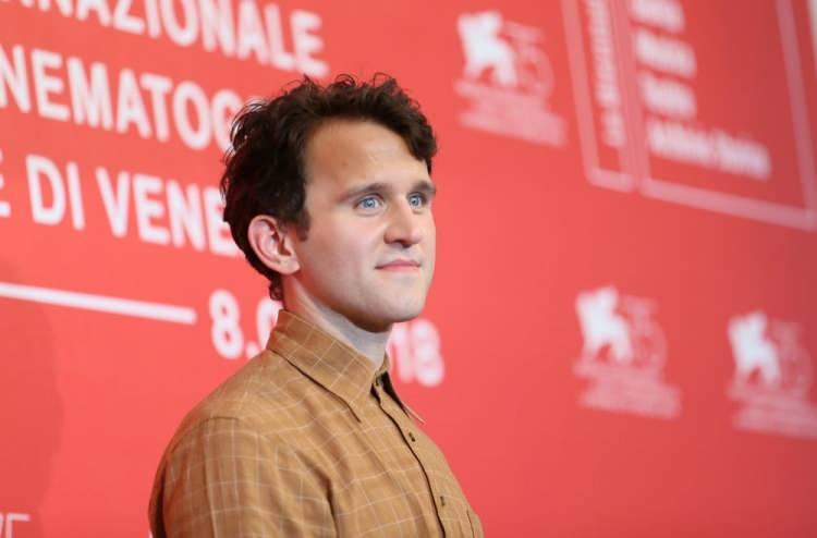 <p><span style="color:#B22222"><strong>HARRY MELLING (DUDLEY DURSLEY)</strong></span></p>
<p><span style="color:#000000"><strong>Potter serisindeki rolü küçük ama kayda değerdi. O zamandan beri Melling, Coen kardeşlerin The Ballad of Buster Scruggs filminde ve ayrıca Cesaret Ana ve Çocukları gibi yapımlarda sahne aldı.</strong></span></p>
<p> </p>