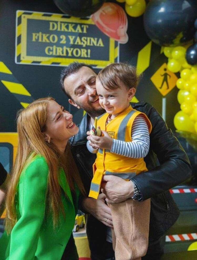 <p><strong>Kendisi gibi oyuncu olan Ali Atay ile mutlu bir evlilik sürdüren Hazal Kaya, 2019 yılında oğlu Fikret Ali'yi kucağına almıştı.</strong></p>

<p> </p>

