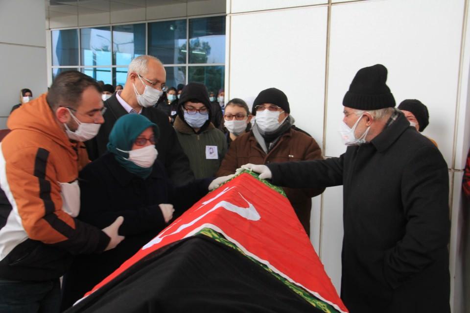 <p>Meral hemşire için görev yaptığı hastanede tören düzenlendi. Törende kızının tabutunun başında, "Bekle beni kızım, ben de geliyorum" diyen baba Burhan Taş, yaklaşık 1 yıl sonra 14 Kasım'da koronavirüse yakalandı. </p>
