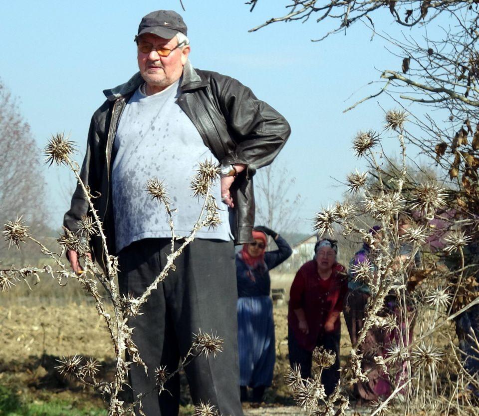 <p> Park ettiği yerde araç içerisinde alkol almaya devam eden Seyrek, bir süre sonra aracın ön kısmından dumanların geldiğini farketti.</p>