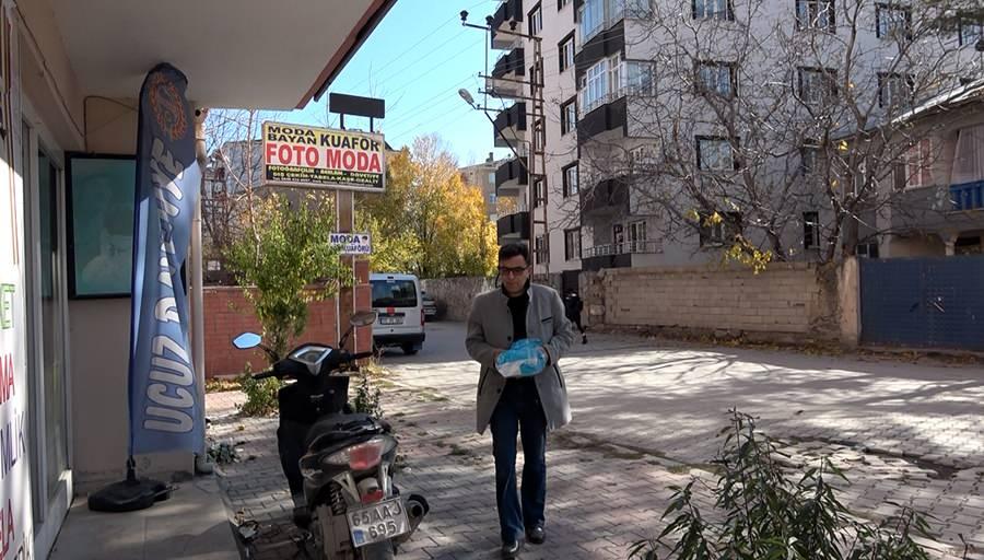 <p>30 yıldır fotoğraf stüdyosu işletiyorum, hayatımda ilk kez böyle bir dolandırıcılıkla karşılaştım. Hemen oradan ayrılıp, polis karakoluna giderek şikayette bulundum. Kimsenin bu tür tuzaklara düşmemesi gerekir. </p>
