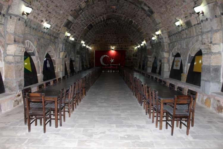 <p> 2007 yılında Vakıflar Genel Müdürlüğü tarafından restore edilen tarihi kervansaray, şu günlerde geçmişin şaşalı günlerinden çok uzak.</p>
