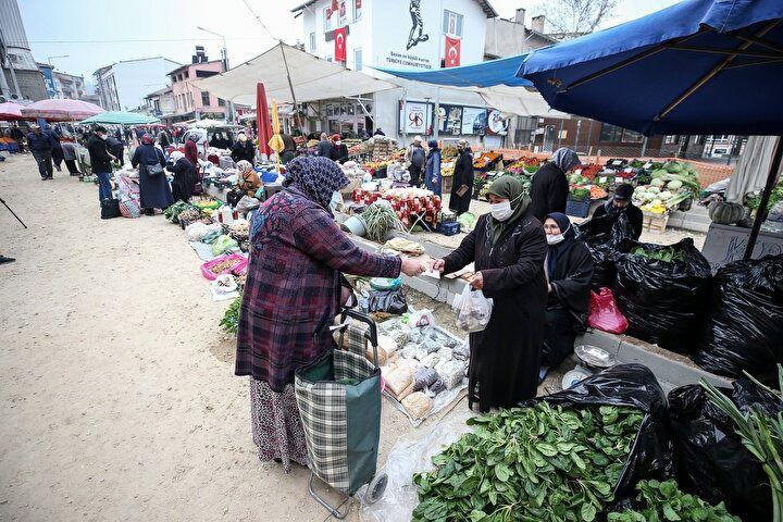 <p>Şarkıcı, besteci, s&ouml;z yazarı ve oyuncu Zeki M&uuml;ren'in "Beyce Pazarı" şarkısında da yer verdiği k&ouml;yl&uuml; pazarı, il&ccedil;e meydanında y&uuml;zyıllardır aynı gelenekle kuruluyor.</p>
