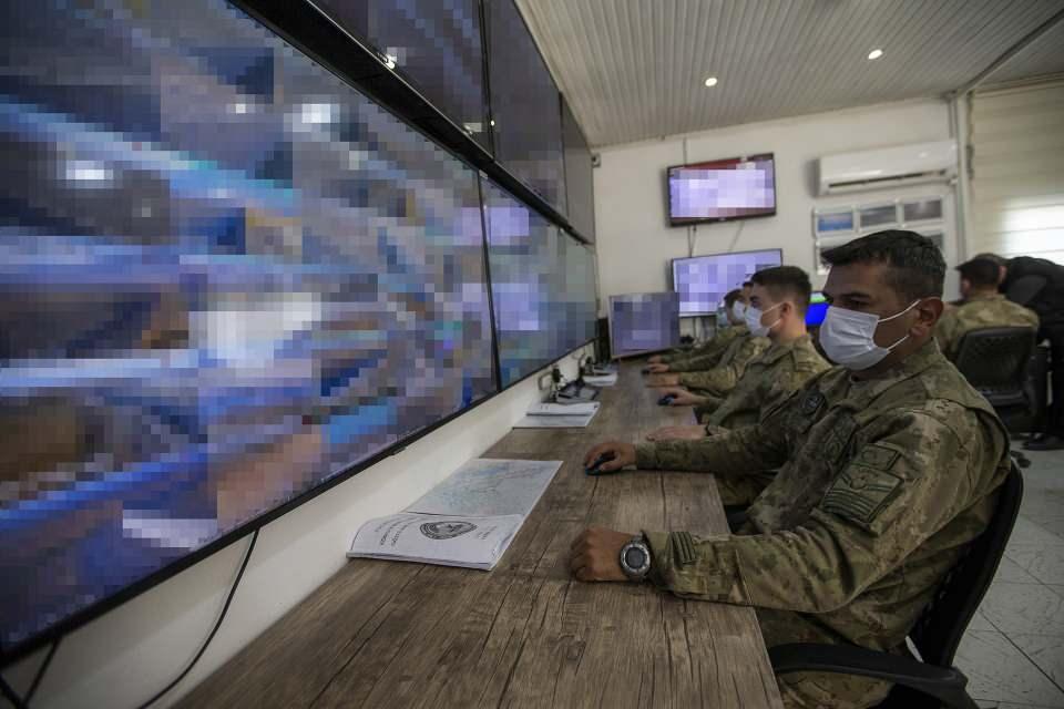 <p>Sınır hattındaki birlikler, hudut hattındaki menfezler başta olmak üzere teröristlerin olası geçiş noktalarına yerleştirilen kamera, projektör ve aydınlatma cihazları sayesinde yasa dışı her türlü faaliyetin önüne geçiyor.</p>
<p> </p>